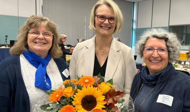 KDFB Bundespräsidentin Anja Karliczek mit Diözesanvorsitzender Anja Bauer (links) und Sprecherin Einzelmitglieder Adelgunde Wolpert (rechts)